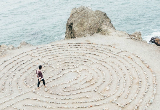 Meia-idade: o espaço liminar que nos convida a reimaginar a vida